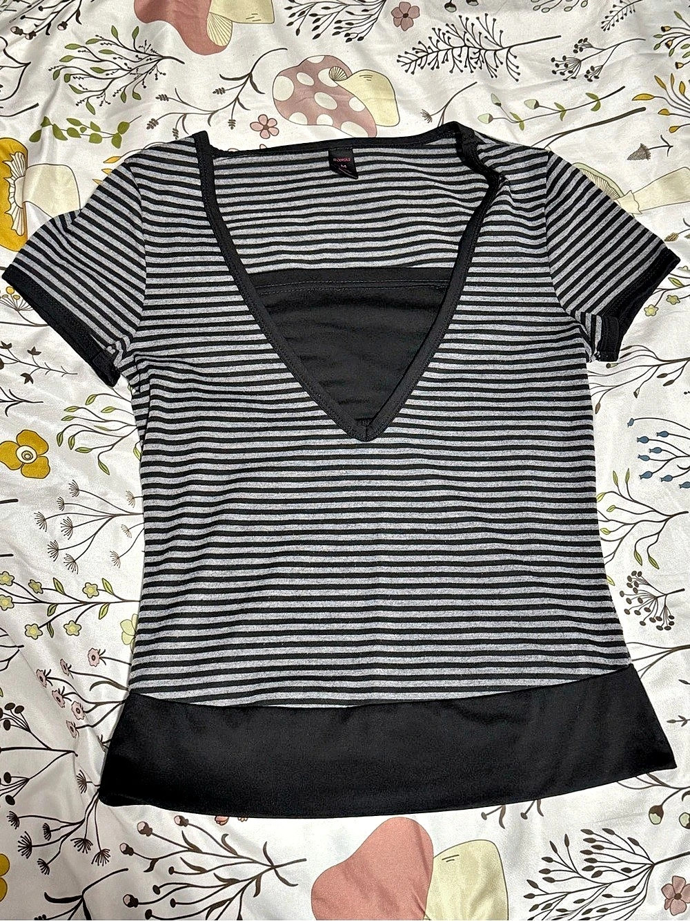Pomelo Striped V-Neck Short Sleeve Top in Black & Gray